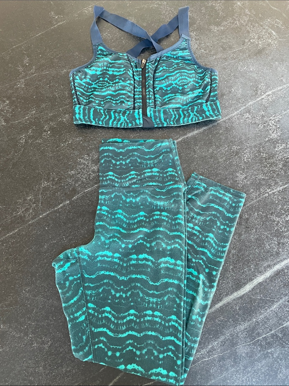 4/$20 Fabletics Teal & Black Tie-Dye Patterned Leggings with Zip Sports Bra Set